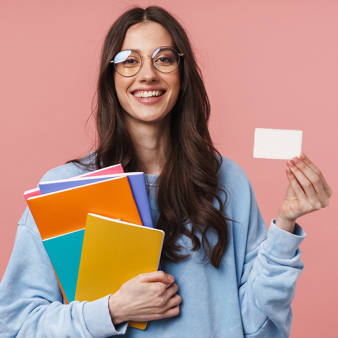 Studentessa con badge per università