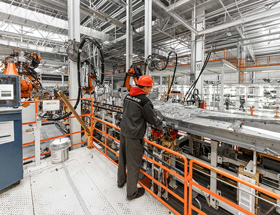 Operaio a lavoro in un industria automobilistica