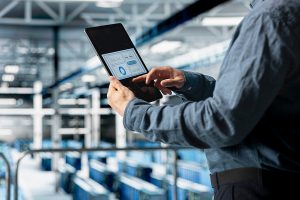 Integrazione dei tag RFID con l'Internet delle Cose (IoT) per industrie intelligenti