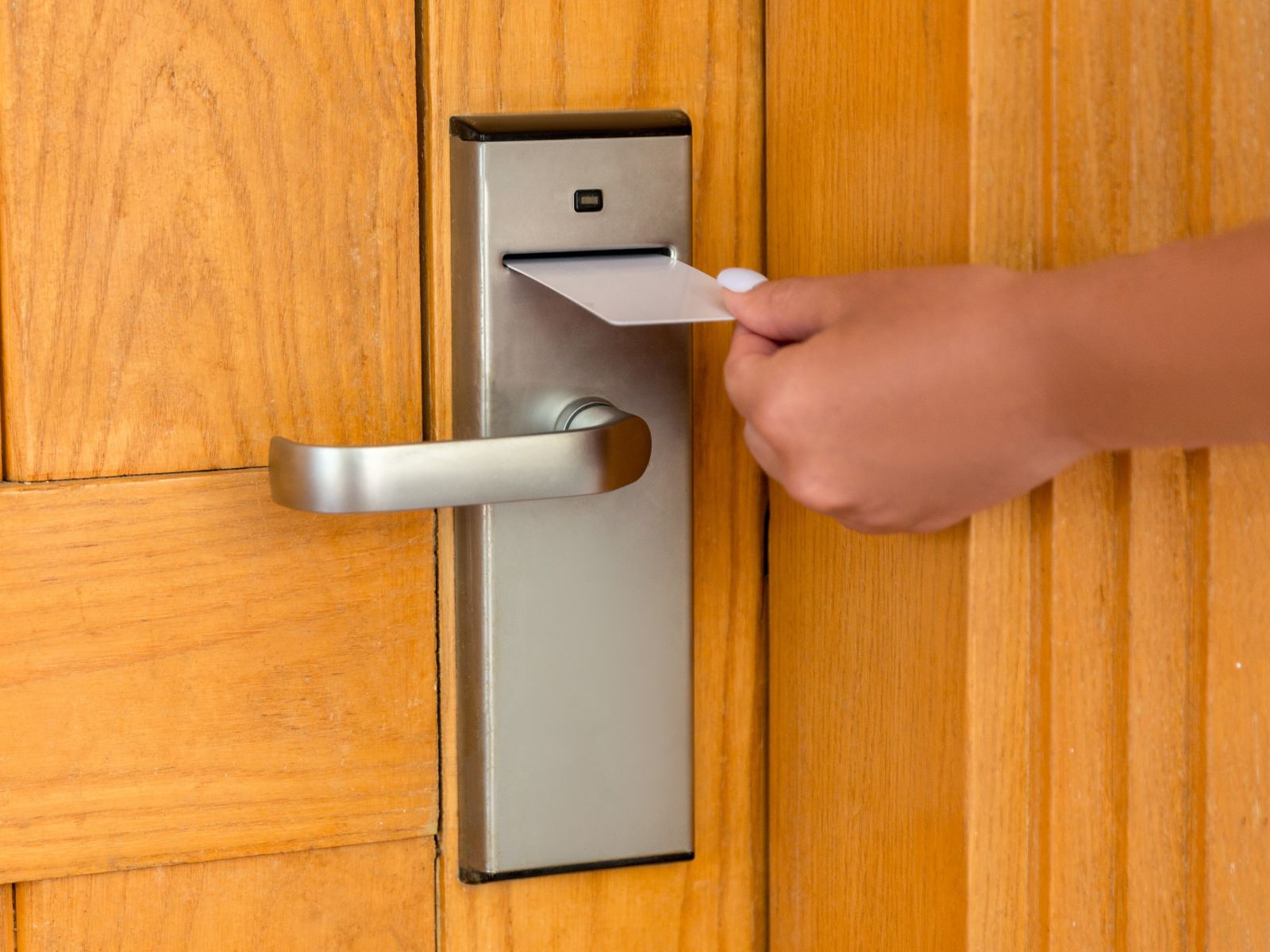 Apertura porta d'albergo con tessera contact