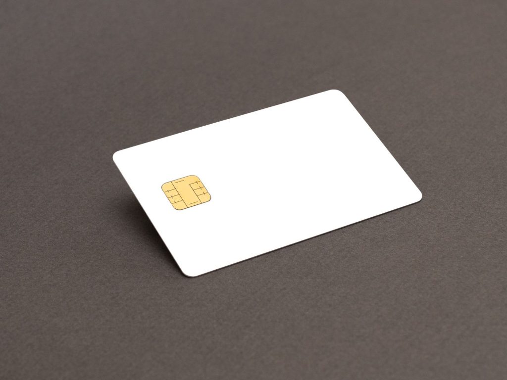 Tessera bianca con chip a contatto