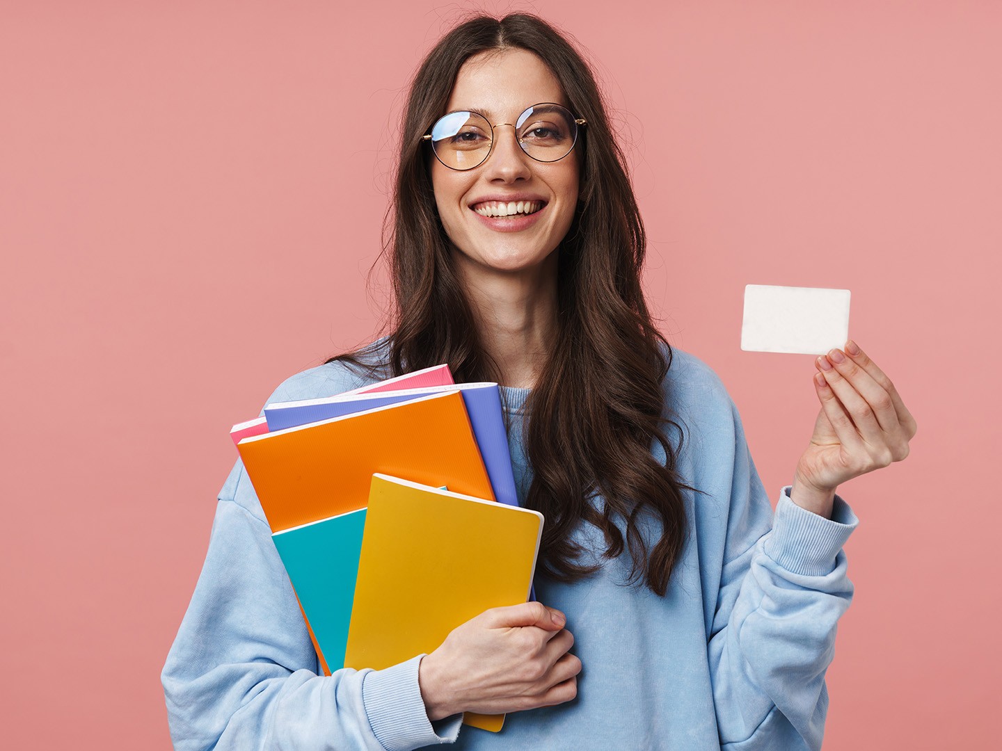 Studentessa universitaria con badge