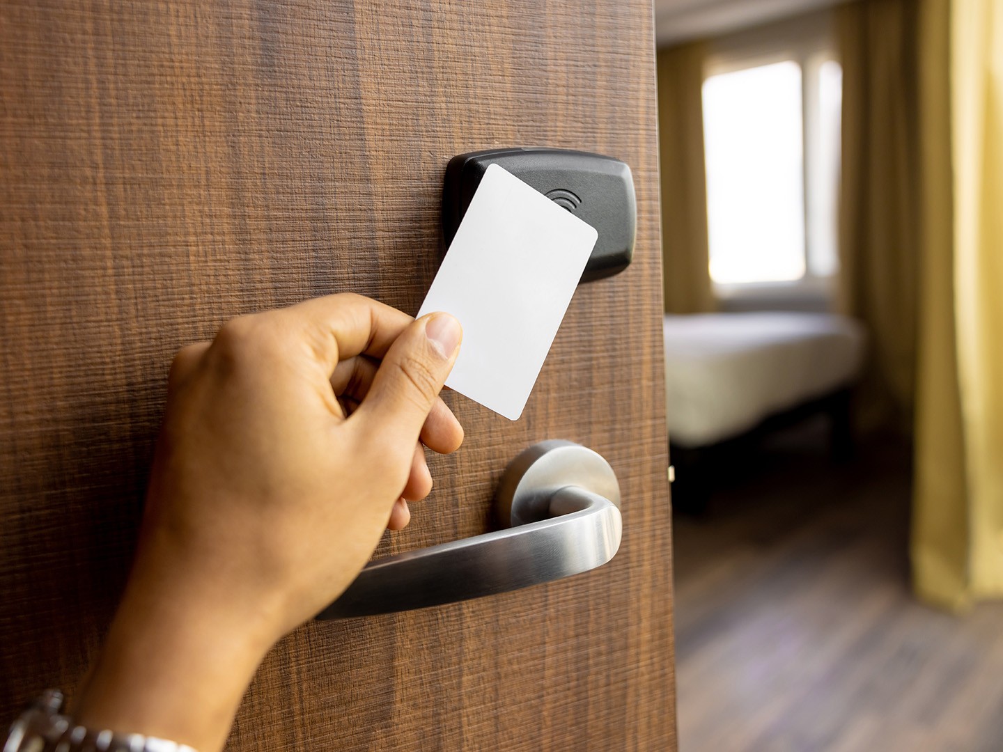 Apertura della camera con key card RFID per hotel