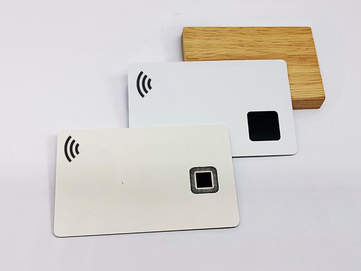 Card biometriche appoggiate su tavolo