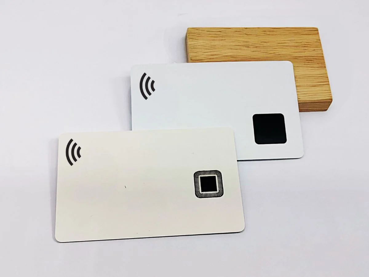 Card biometriche appoggiate su tavolo