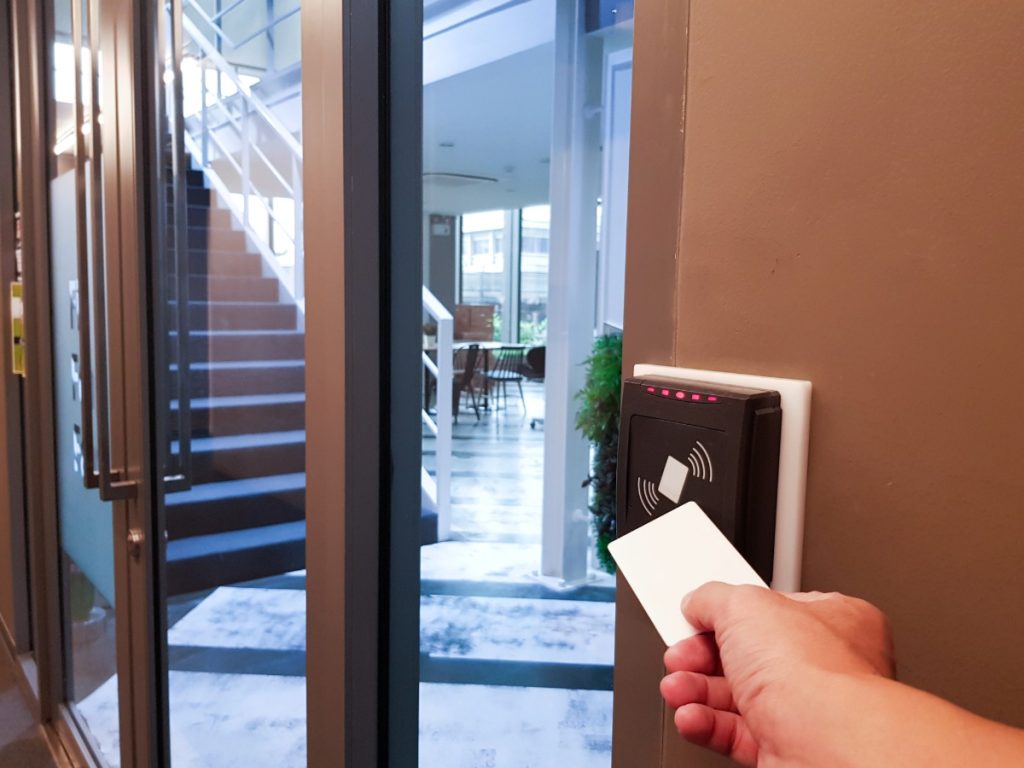 Accesso azienda con badge RFID contactless