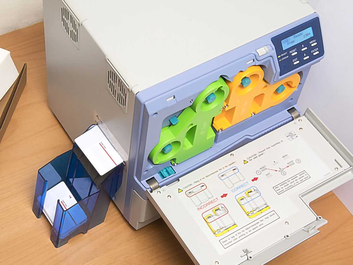 Stampante digitale re-transfer per card