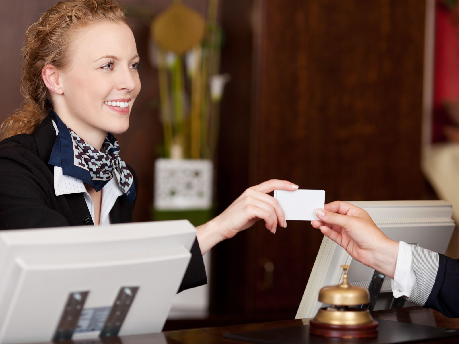 Receptionist in hotel porge key card all'ospite