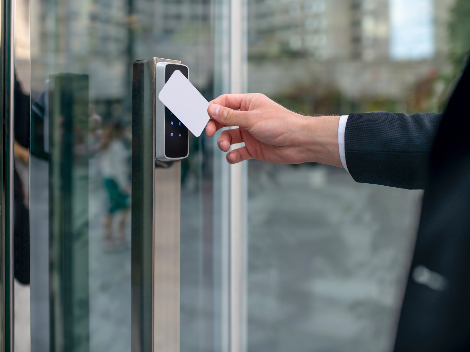 Controllo accessi in ufficio con badge aziendale