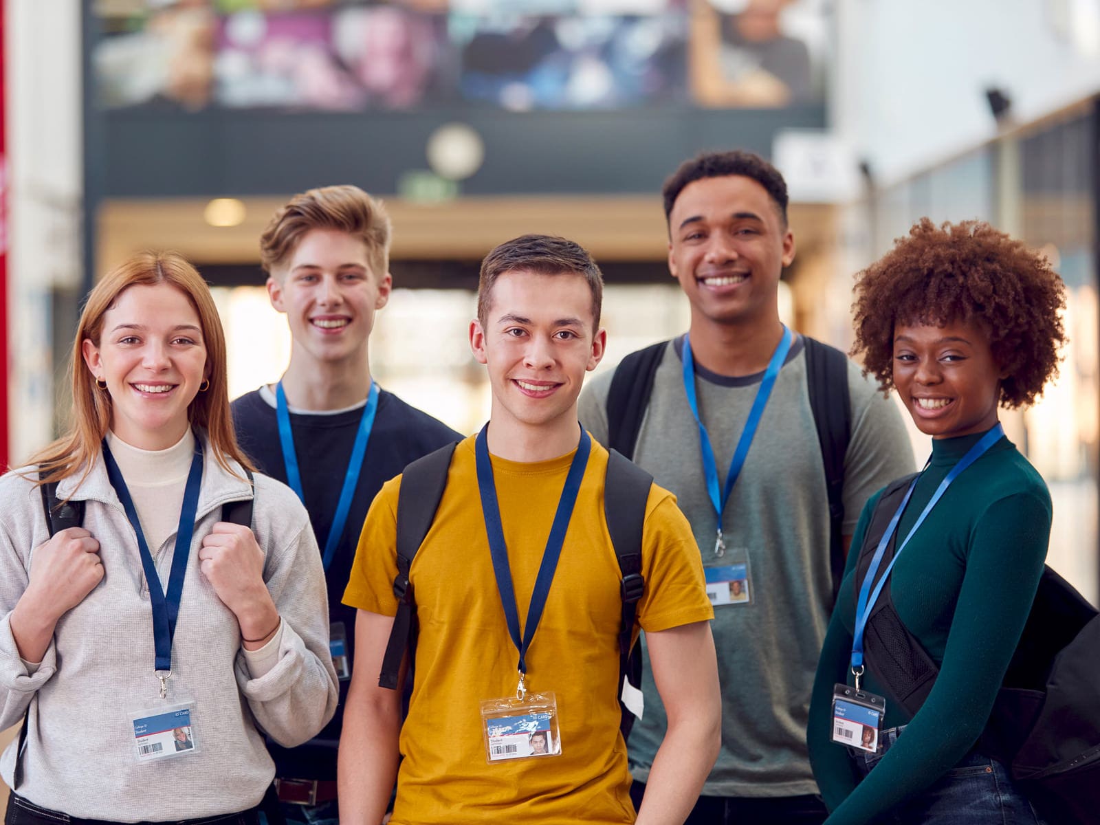 Studenti universitari con badge