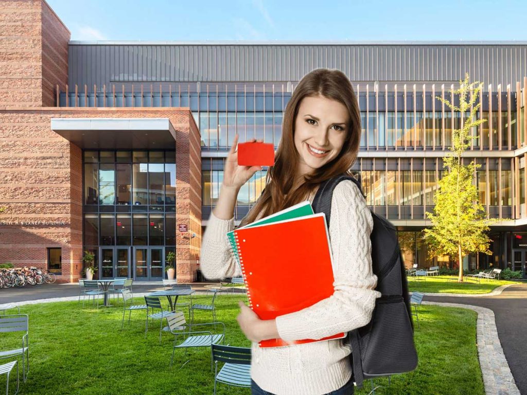 Studentessa universitaria con badge personalizzato