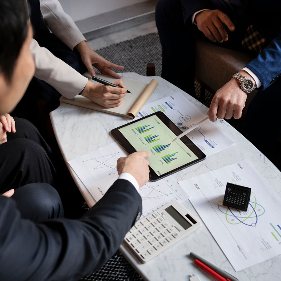 Startup support_business-people-working-with-ipad-high-angle