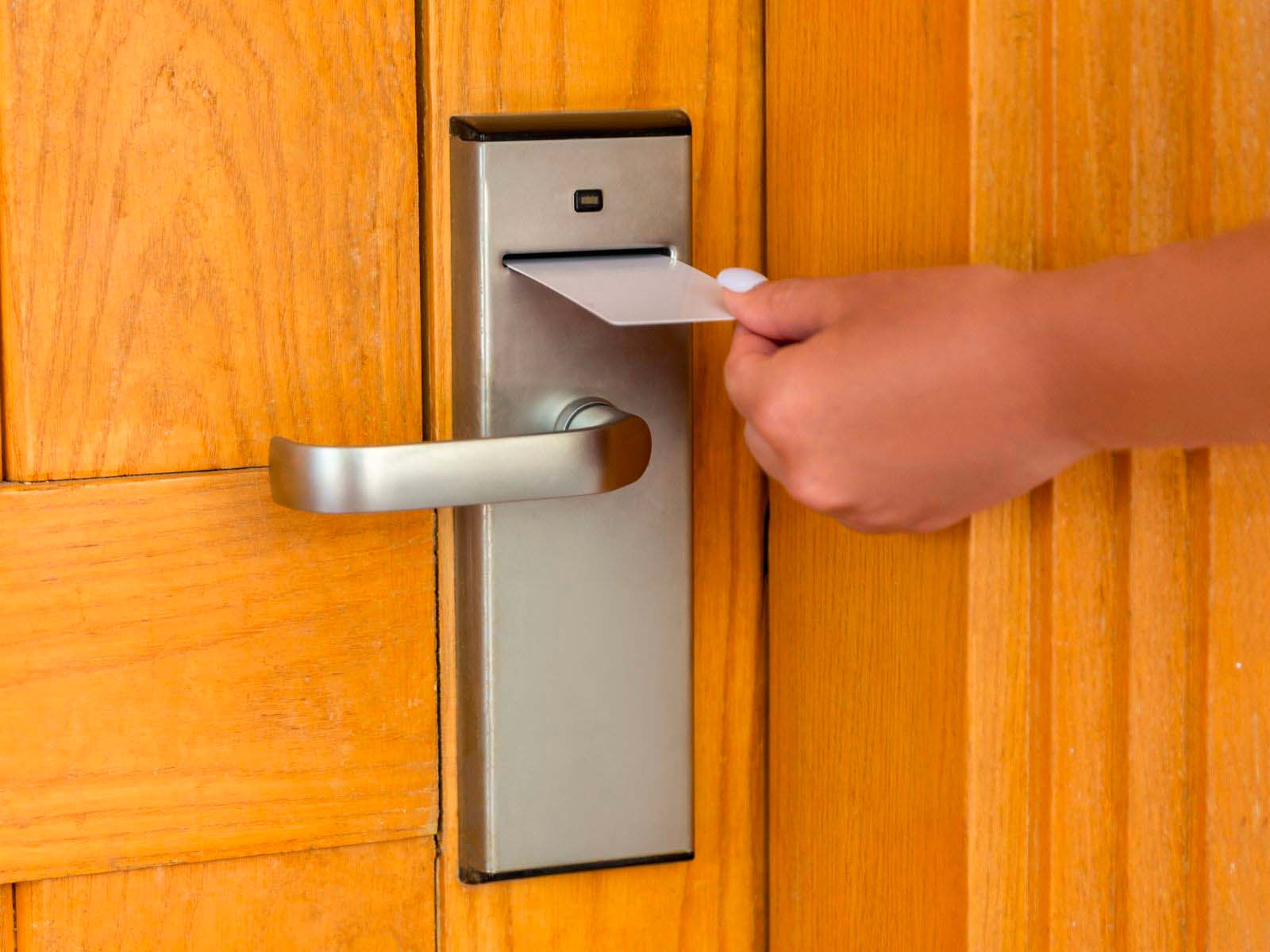 Apertura-porta-con-card-contact