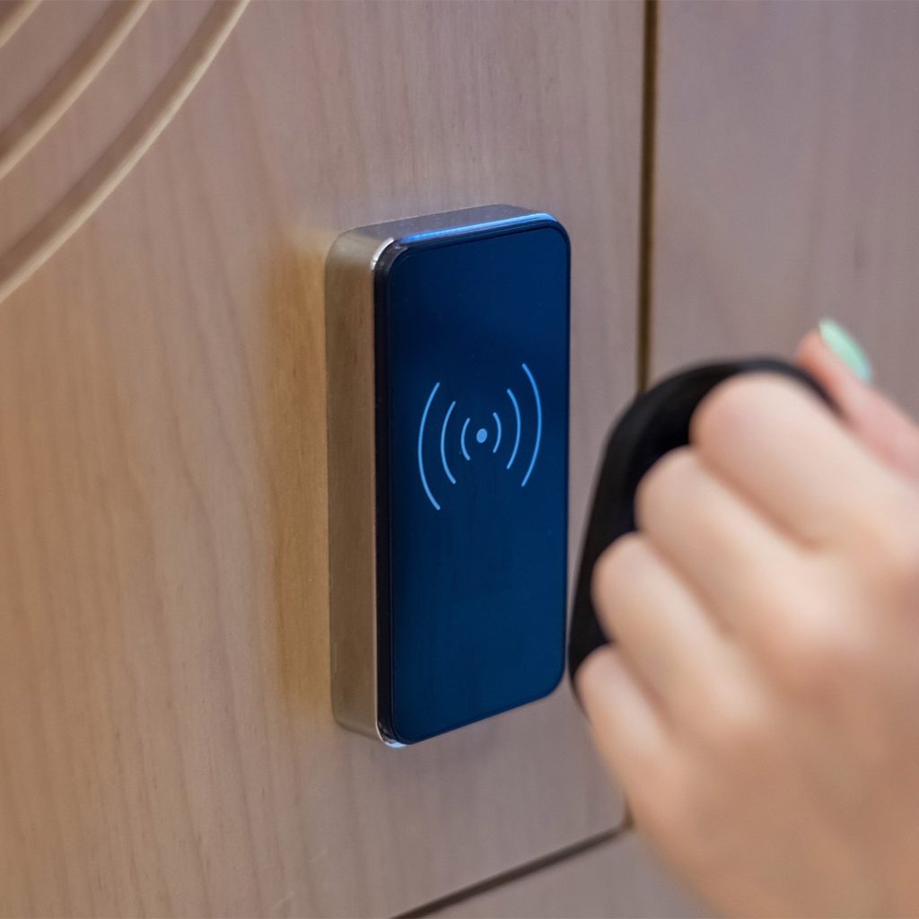 Partitalia_Mercati tag_tag rfid per hotel_quadrata